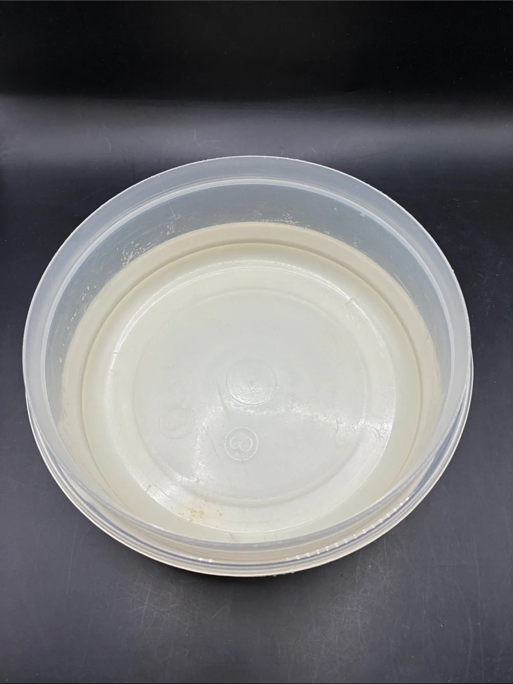 Rubbermaid Round #3 with Almond Lid 1.4 Qt